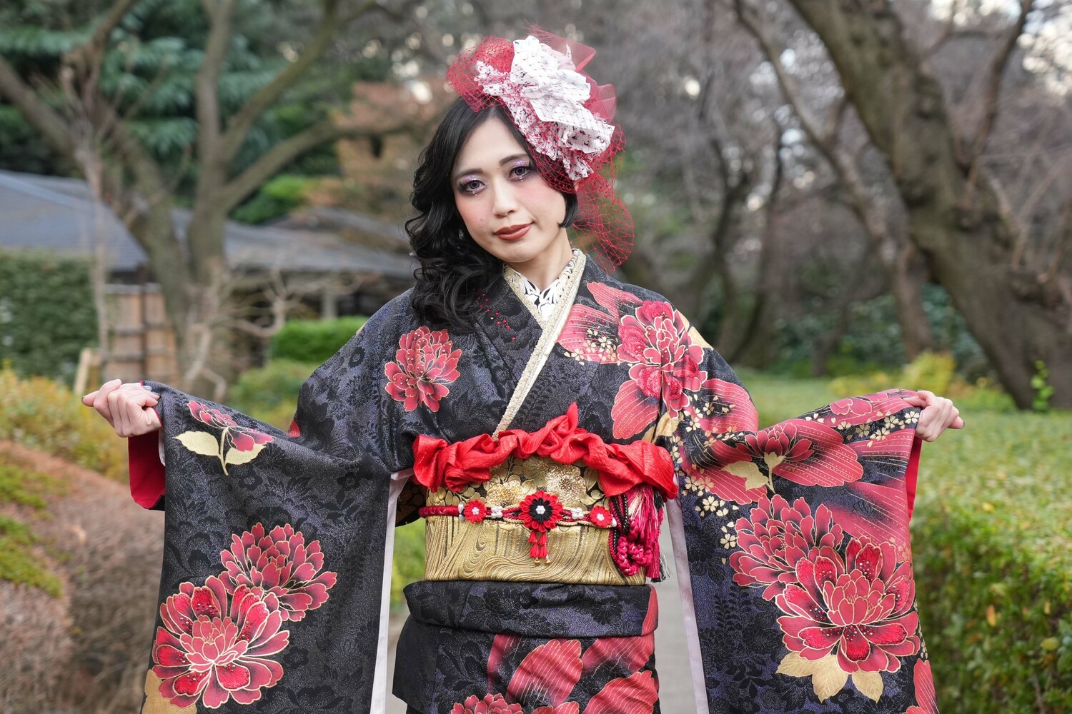 振袖姿でポーズをとる「プロレス大賞MVP」上谷沙弥 ©Essei Hara