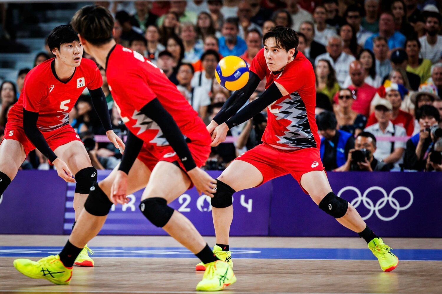 守備でも観る人を魅了する高橋藍　©︎Volleyball World