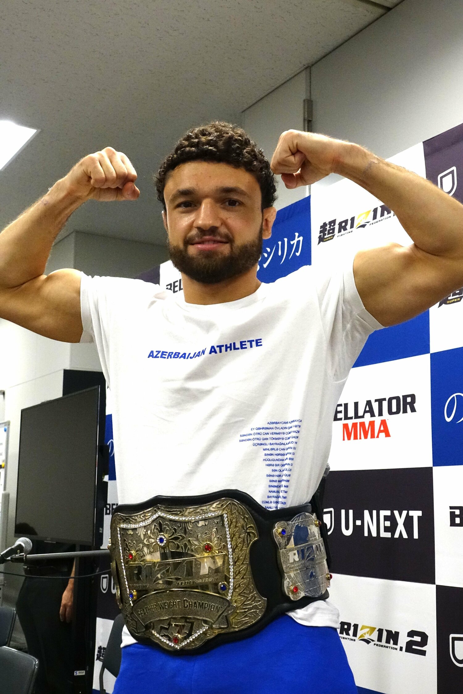 RIZINのベルトを腰に巻いてポーズを決めるケラモフ　©Koji Fuse