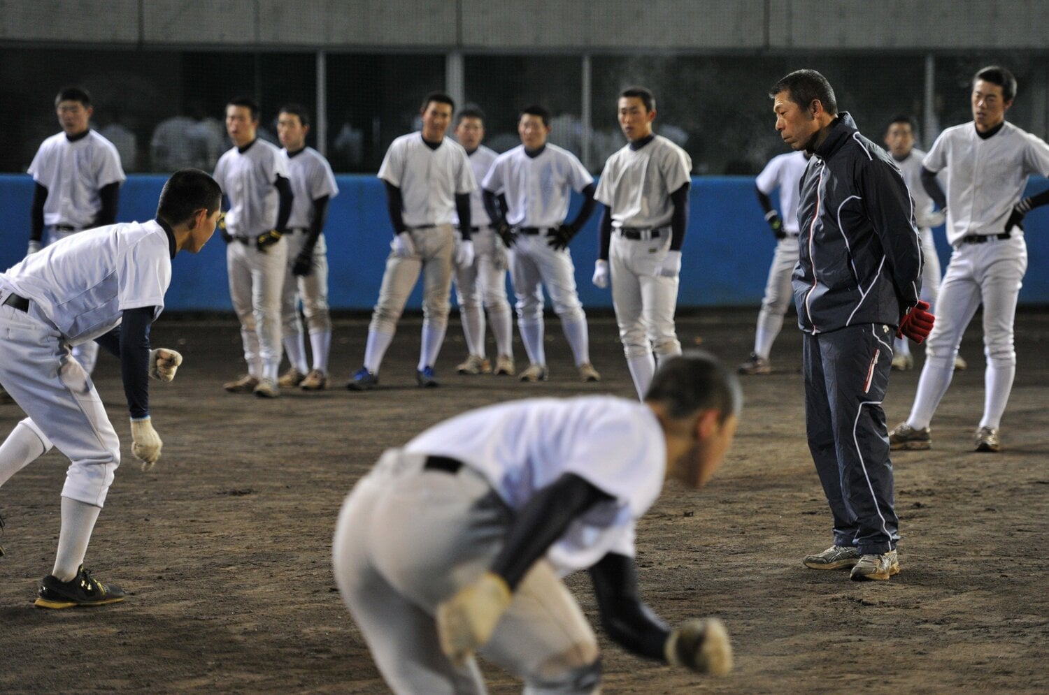 冬の強化合宿で早朝練習に打ち込む生徒たちと小倉前監督(撮影は2011年) ©Hideki Sugiyama