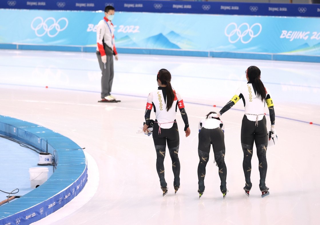 試合直後、姉を励ます美帆　©JIJI PRESS