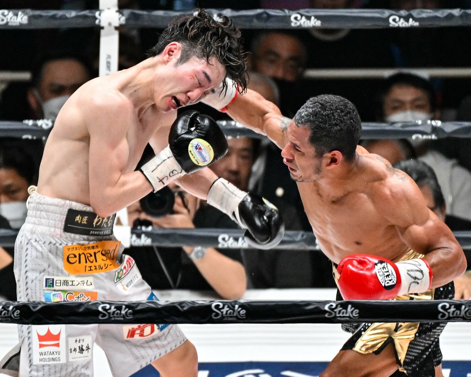 ポイントで劣勢となった終盤、寺地拳四朗に猛攻を仕掛けるカルロス・カニサレス ©Hiroaki Yamaguchi