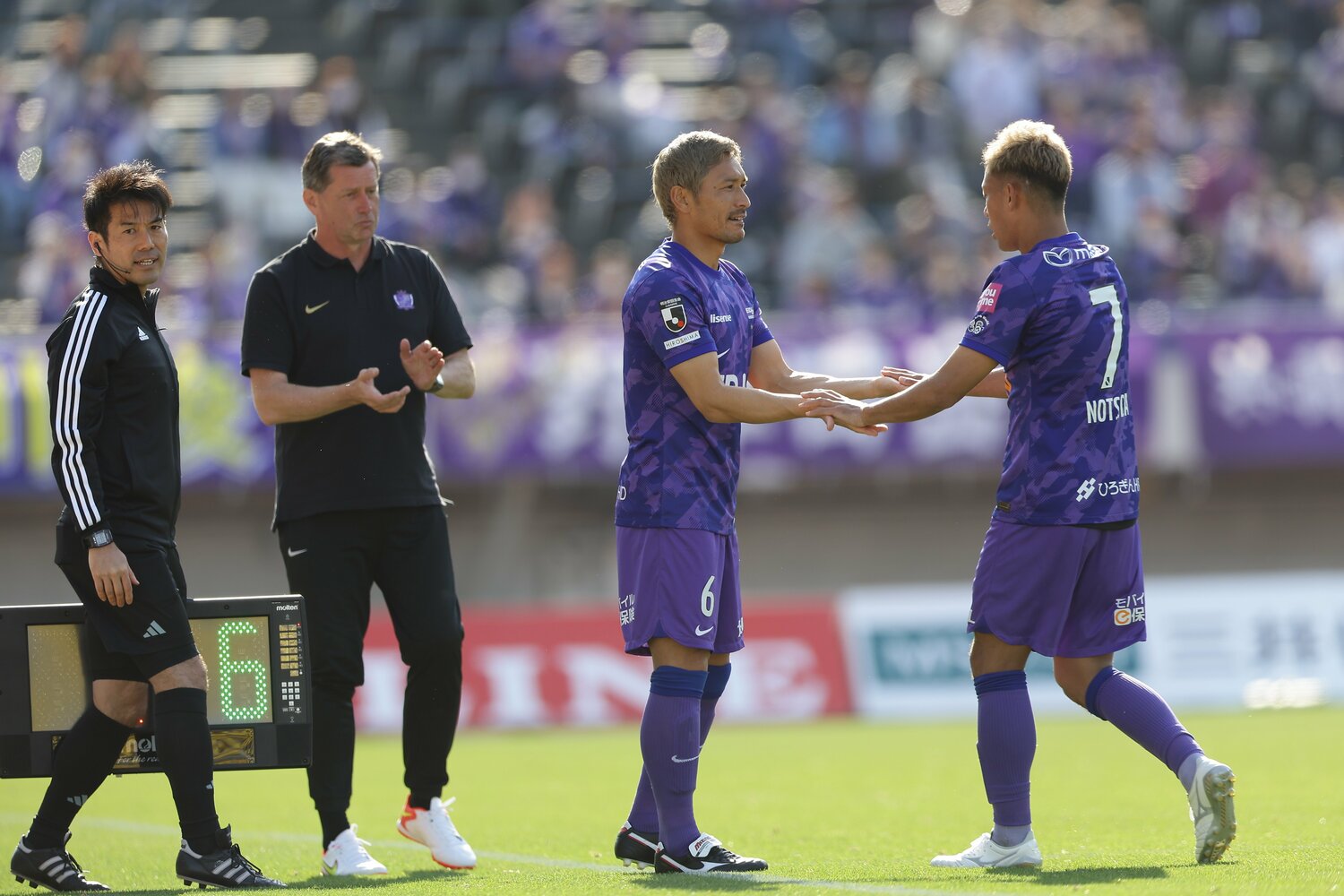 今季リーグ戦での出場機会はわずか4試合で、いずれも1分程度。それでもスキッベ監督（左）に対して感謝の言葉を述べた青山敏弘　©︎J.LEAGUE