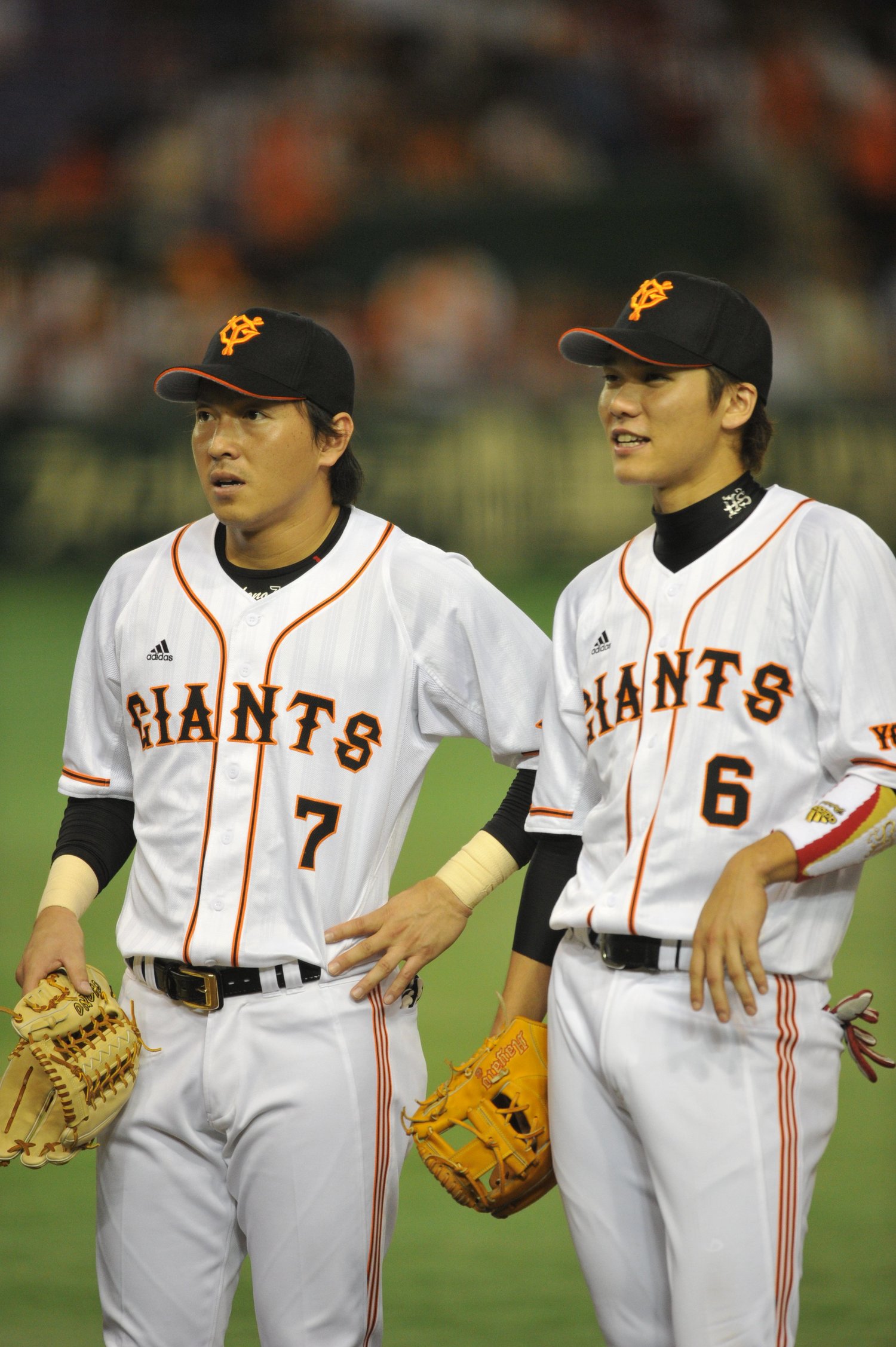 巨人時代の長野久義（左・現広島）。ルーキーイヤーから外野手のレギュラーの座をつかみ、2年目には首位打者のタイトルも獲得した　©BUNGEISHUNJU