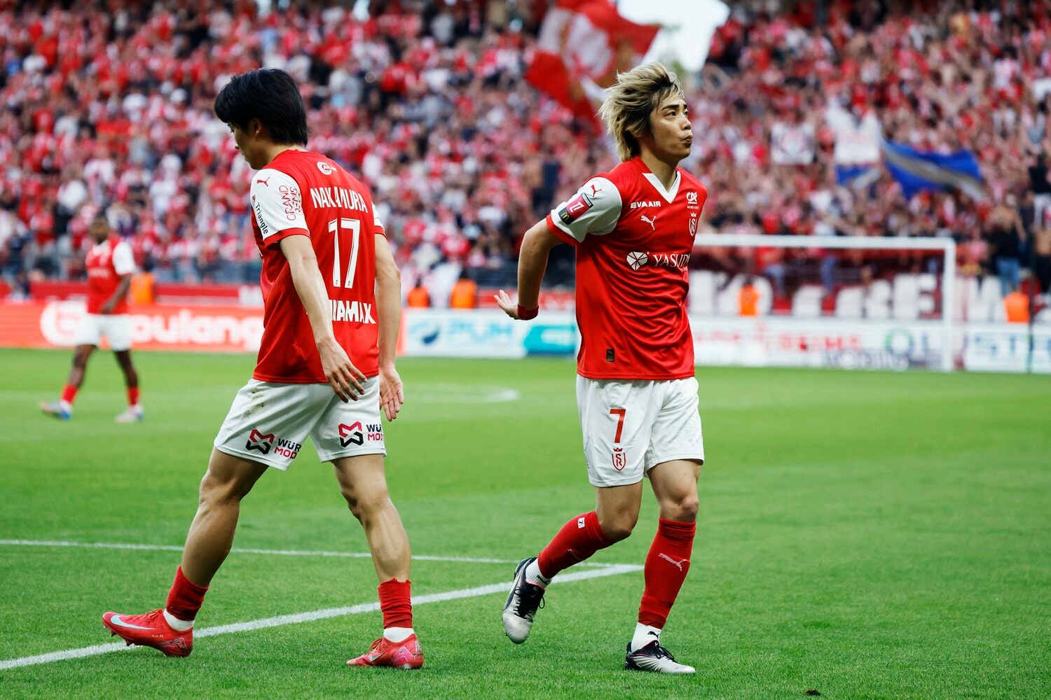 すれ違いざまに手を合わせた伊東と中村