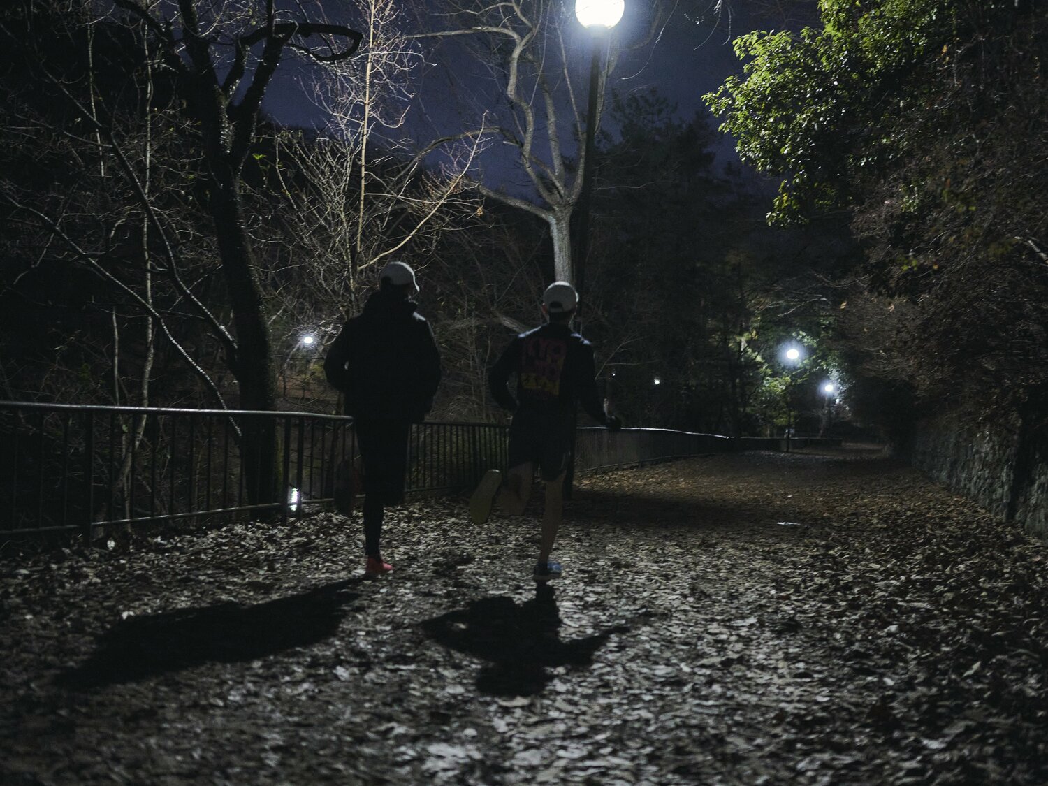 宝が池公園を走る洛北高校陸上部のメンバー。距離もペースも個々人が自分で決めるという　©Yuki Suenaga