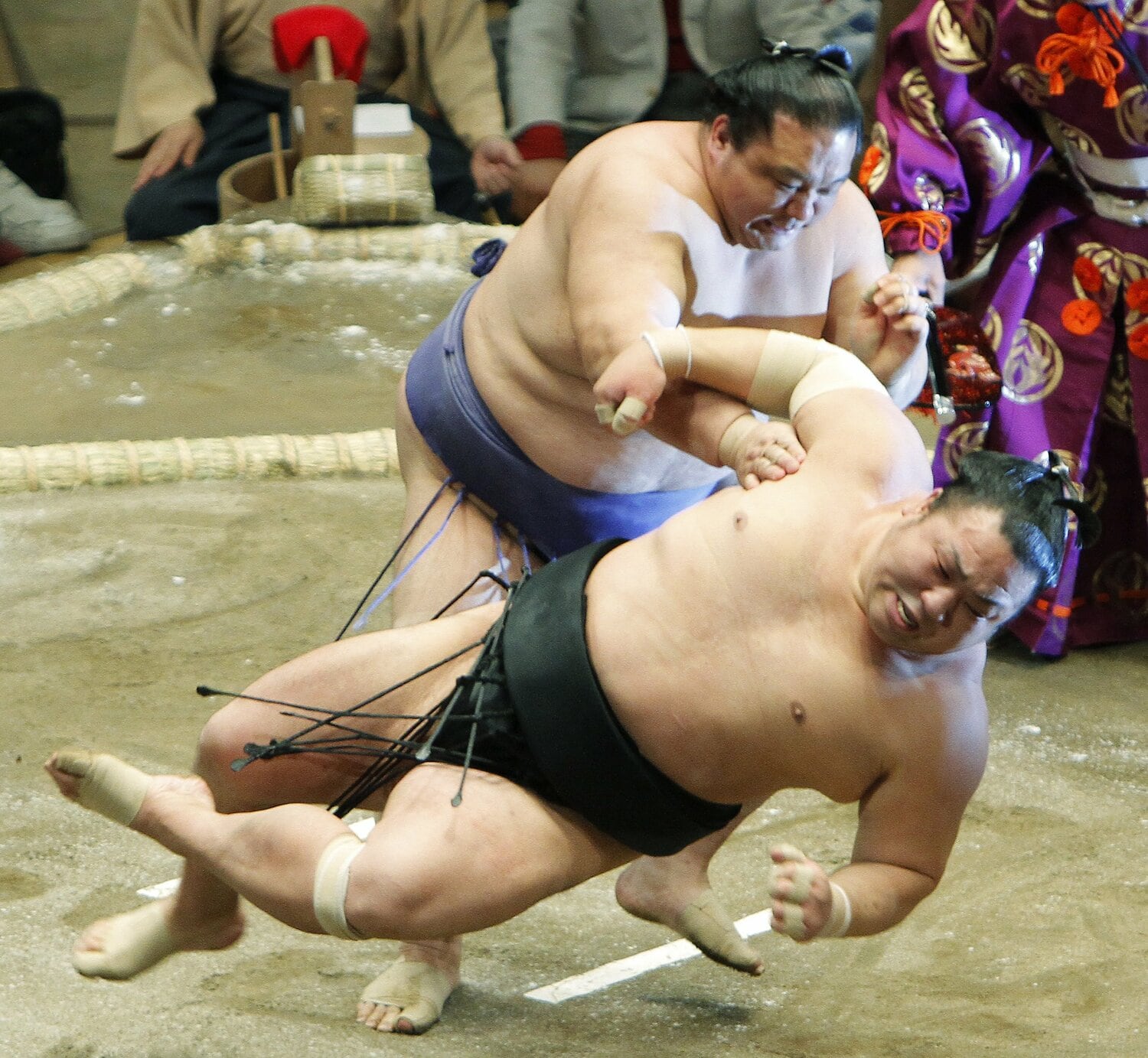 2010年初場所3日目、千代大海を送り投げで下し、幕内通算808勝目をあげた魁皇　©JIJI PRESS