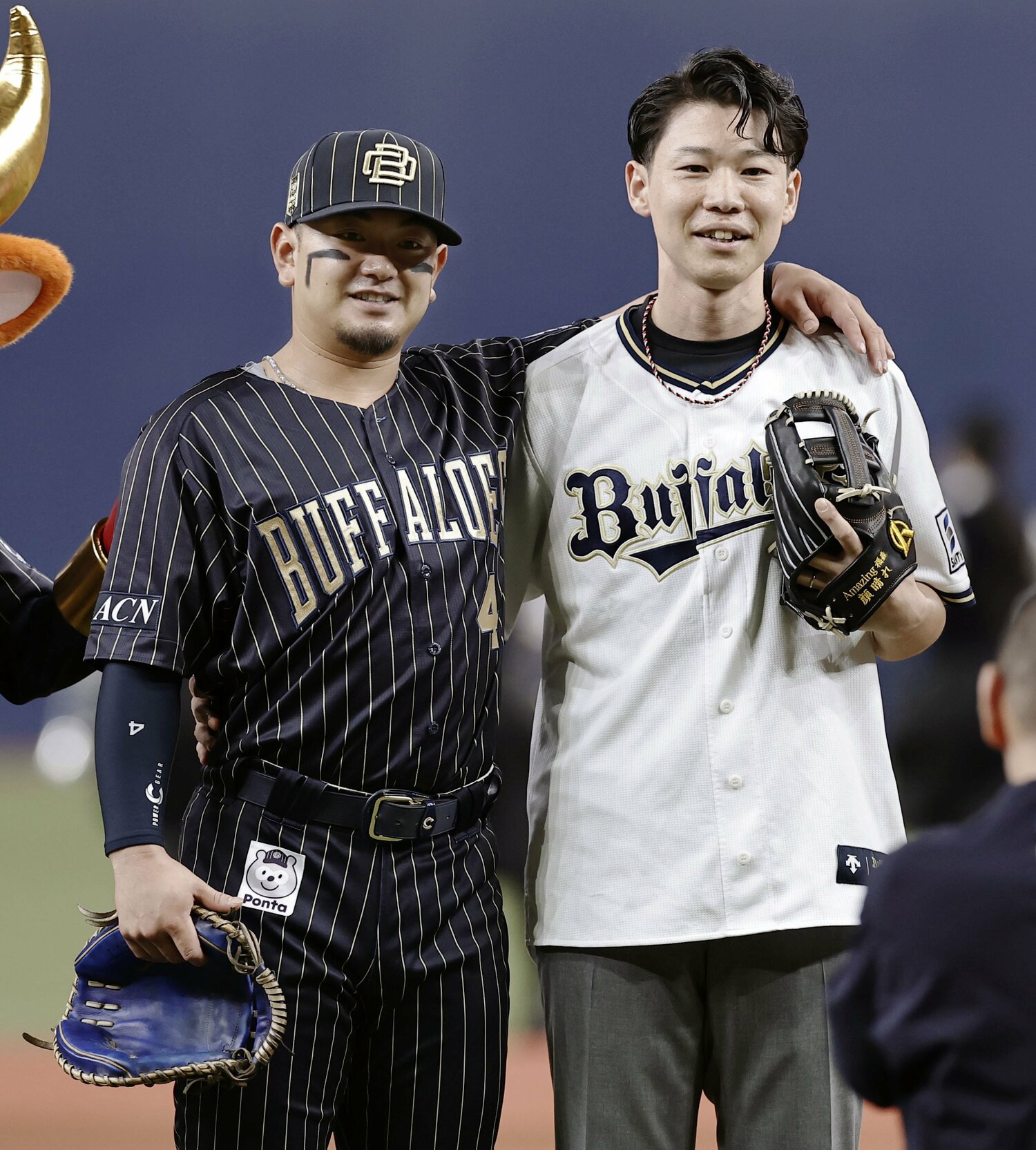 約束の始球式を終え、森と肩を組む福森さん　©KYODO