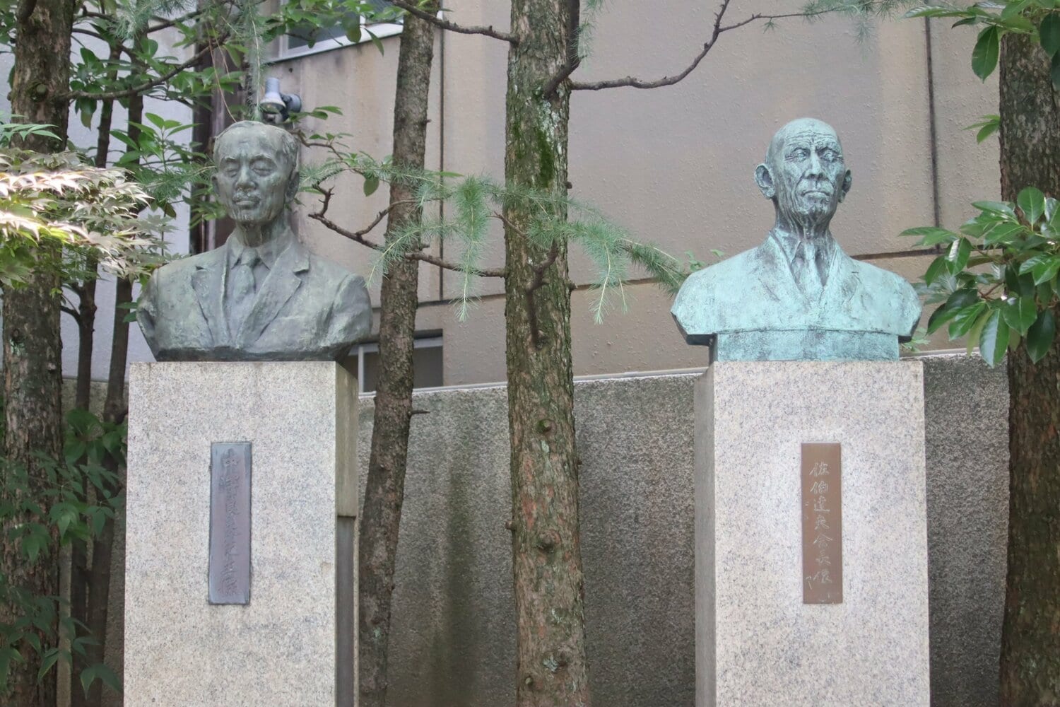 日本高野連二代目会長の中沢良夫氏（左）と三代目会長の佐伯達夫氏の胸像　©Kou Hiroo
