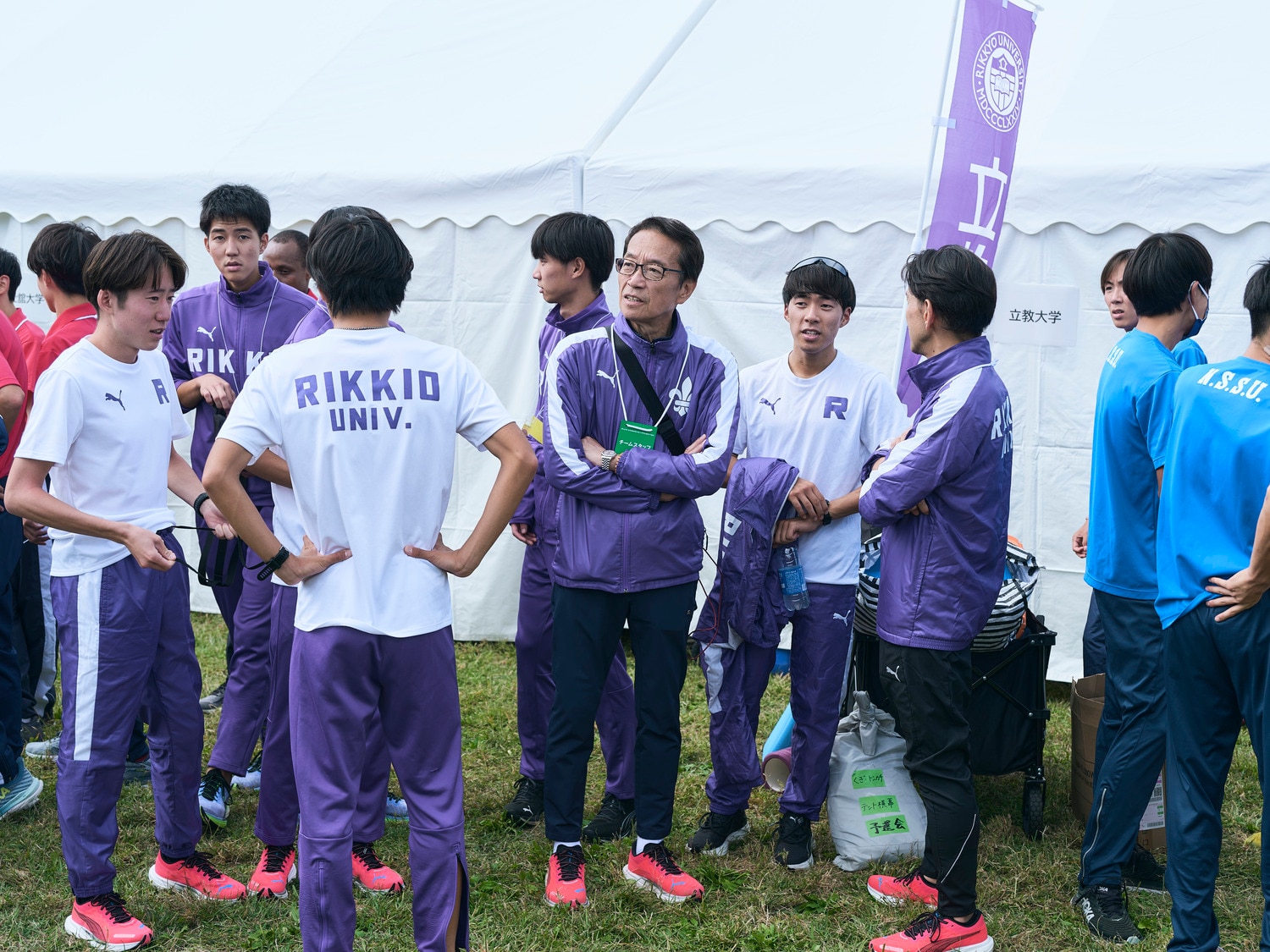 原田昭夫代理監督（中央）は学生時代、棒高跳びの選手で駅伝経験なし。本業の不動産管理業が多忙な中、母校愛からチームを支え、監督解任によって空いたポストをいったん預かる立場に　©Yuki Suenaga
