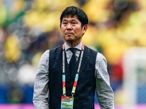 北中米W杯のラウンド32でブラジルに敗れ、ピッチを去る森保一監督。アジア杯までの「期限付き続投」が濃厚と報じられている