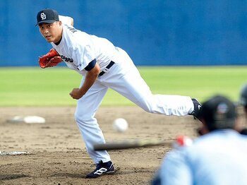 “38年目の野球部員”山本昌のあくなき挑戦。~50歳、進化のポイントは「鎖骨」~<Number Web> photograph by KYODO