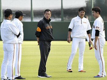 昭和なタバコ文化の残るプロ野球。原監督の“禁煙令”に思い出すこと。＜Number Web＞ photograph by Kyodo News