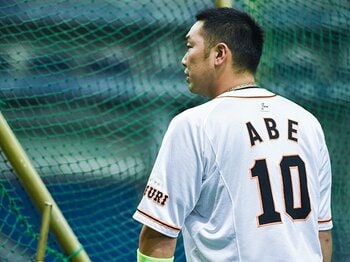 復帰は捕手か、それとも一塁手か。阿部慎之助の選手生命を懸けた決断。＜Number Web＞ photograph by Nanae Suzuki
