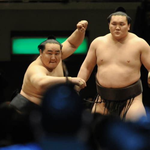 謹慎明けの朝青龍にヤジが…」朝青龍vs白鵬“伝説の千秋楽相星決戦