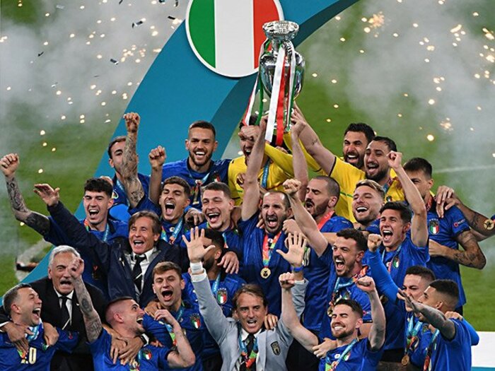 “暗黒時代到来”の酷評から34戦無敗でEURO優勝… イタリアと“栄光に無縁だった”マンチーニ監督＆ビアッリのリベンジ劇＜Number Web＞ photograph by Kaz Photography/Getty Images