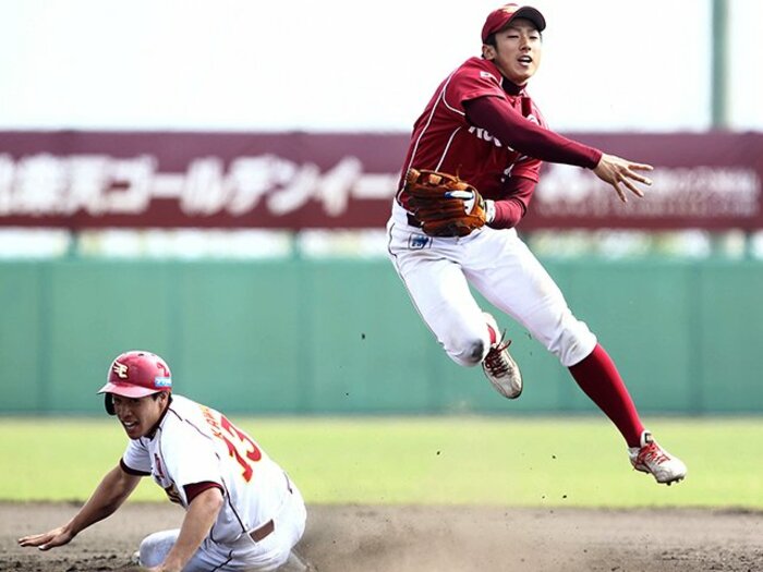 今季、気になる“世代交代”の主役は?楽天・西田哲朗とロッテ・江村直也。<Number Web> photograph by NIKKAN SPORTS