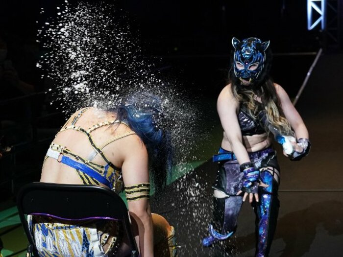 「しょっぱいんだよ！」顔面に塩を全力投球…やりたい放題の“闇堕ち”スターライト・キッドが、渡辺桃を悪の軍団に引きずり込む？＜Number Web＞ photograph by Essei Hara