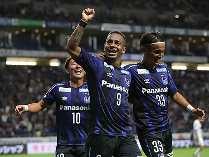 ガンバの有望株を日本語で励ます、アデミウソンは天才肌かつエエ奴。<Number Web> photograph by GAMBA OSAKA