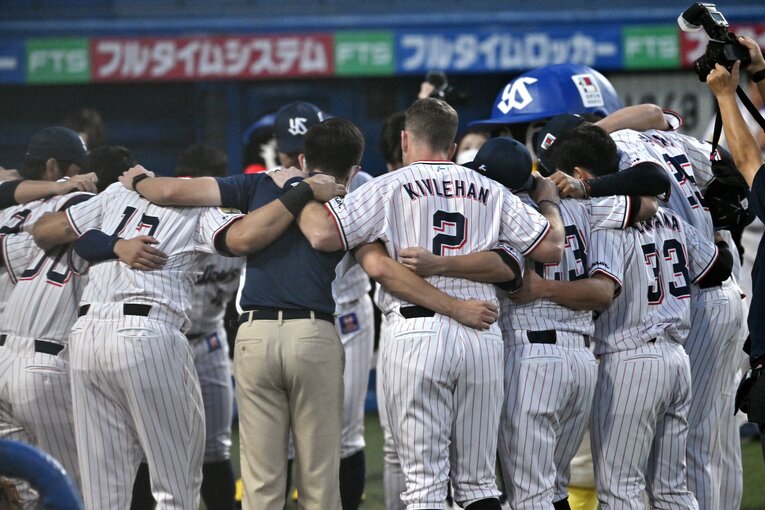 ０－０のまま進行したゲーム中には攻撃陣が何度か円陣を組んだ　©Hideki Sugiyama