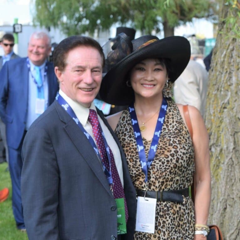 夫のサンディー・ホーリー元騎手と　本人Facebookより