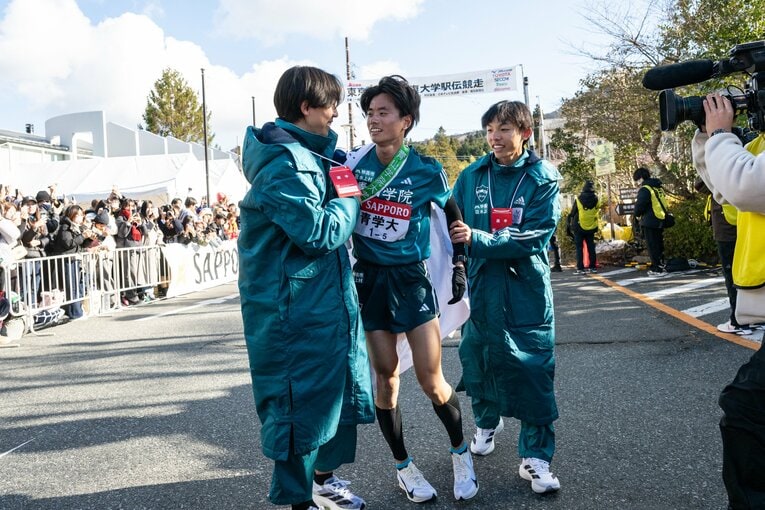 【黒田朝日レア写真】5区を走り終えた仲間を…（3年時。写真は続きます）　©Nanae Suzuki