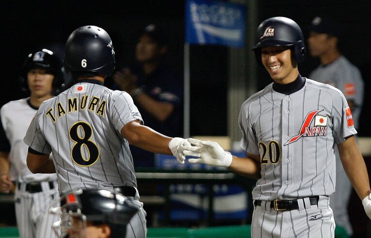 田村を迎え入れる水本　©Getty Images