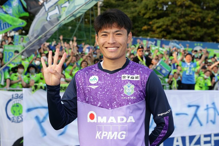 Jリーグ史上初の前半だけで4ゴールをあげ右手で「4」を示す町野　©︎J.LEAGUE
