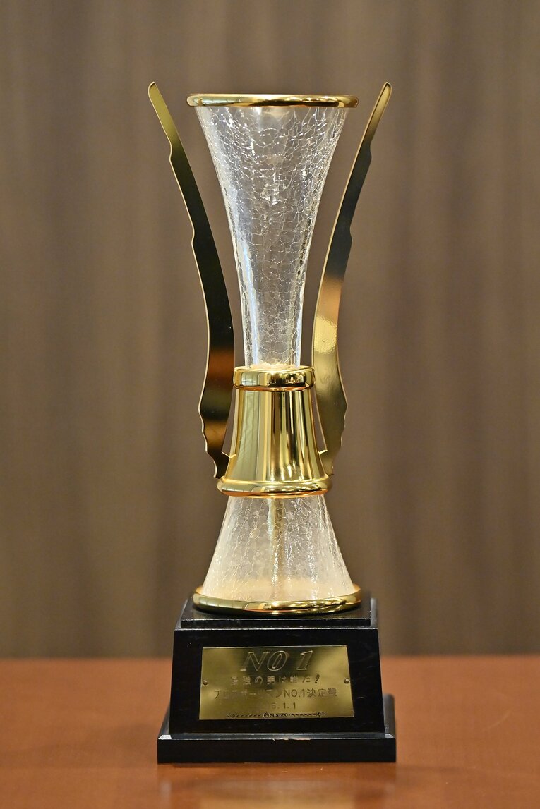 優勝トロフィー　©Takashi Shimizu