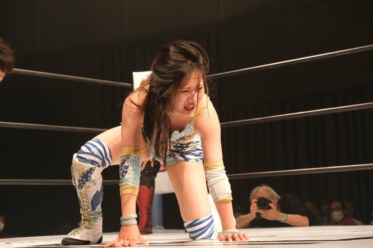 苦痛に顔をゆがめながらもなんとか立ち上がる天咲。「気持ち」で爪痕を残した