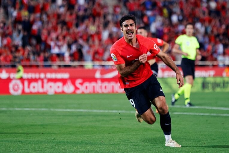 「クボ、ユニホームお願い」来季のレアル去就報道が出てもマジョルカで愛される久保建英…「残留か降格の最終節」で輝くか〈撮影者の視点〉(44)