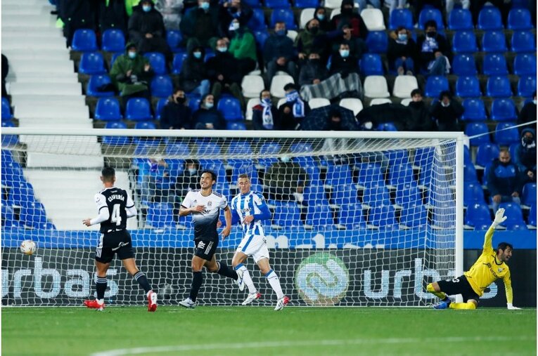 柴崎岳vs岡崎慎司が《ユニフォームを引っ張ってバチバチ》 撮影カメラマンが凍えそうな雨中で捉えた“熱いバトル”の瞬間(26)