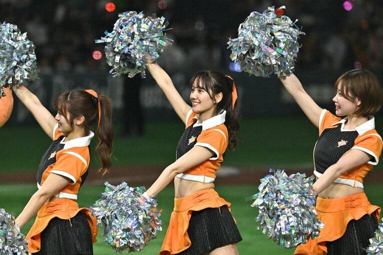 試合を盛り上げる巨人の公式マスコットガール「VENUS」　©Hideki Sugiyama