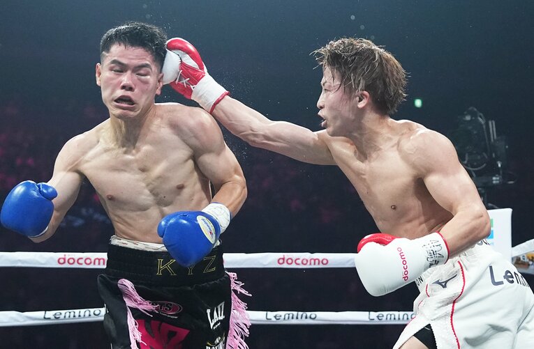 4ラウンド、右の強打でキムを攻める井上　©Naoki Fukuda