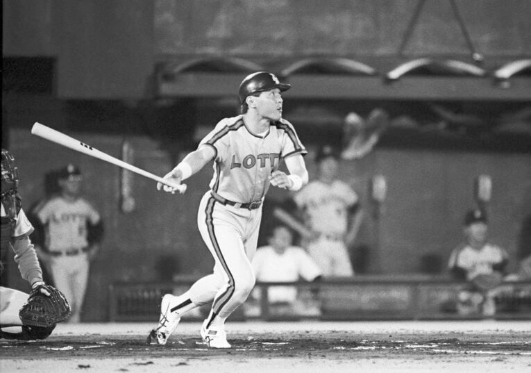 1989年、西武球場でホームランを放つ愛甲猛　©JIJI PRESS