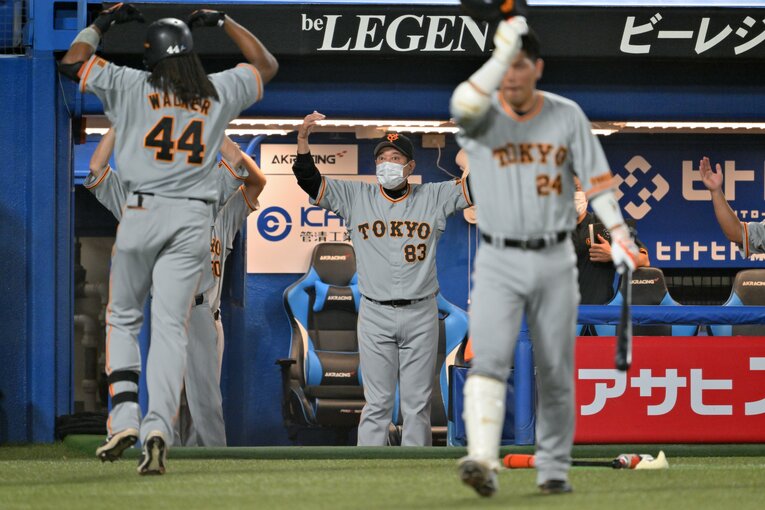 ウォーカーを出迎える原監督　©Hideki Sugiyama