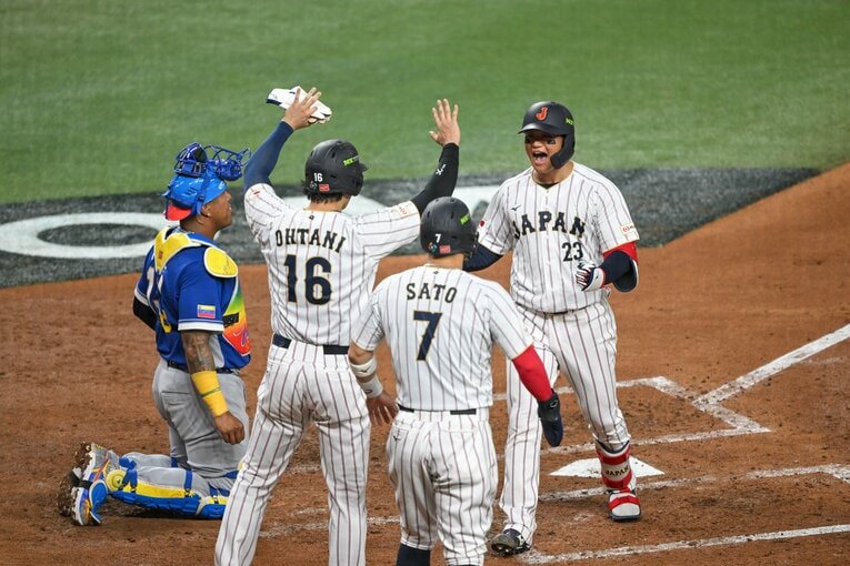 森下と喜ぶ大谷、佐藤輝明　©Nanae Suzuki