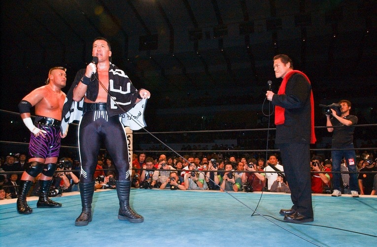 2002年の札幌大会で猪木を前にしてマイクを握る蝶野　©︎AFLO