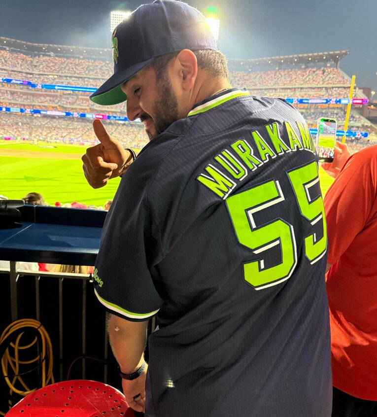 MLBオールスターの観客席にいた「ヤクルトユニ姿の米国人ファン」（写真は続きます）　©Naoyuki Yanagihara