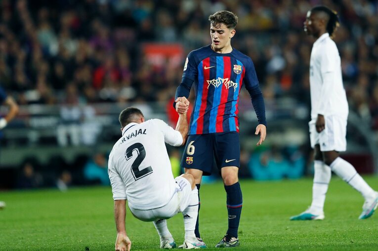 「バルサがメッシ退団後初のリーガ制覇」間近なクラシコの“喜びと憎しみ、一瞬のリスペクト”を撮った「18歳ガビが倒れたレアルDFを…」(21)