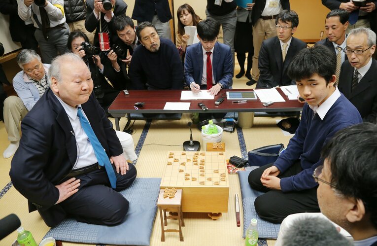 2016年12月24日のデビュー戦、対戦相手は藤井の前の「史上最年少棋士」加藤一二三だった　©JIJI PRESS