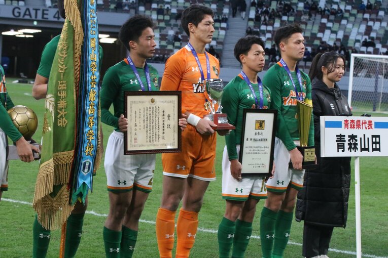 青森出身のキャプテン・山本虎（右）は青森山田中学からの進学者。10番芝田玲（右から2番目）のように中学の頃に関東から越境入学してきた選手も複数いる　©︎Takahito Ando