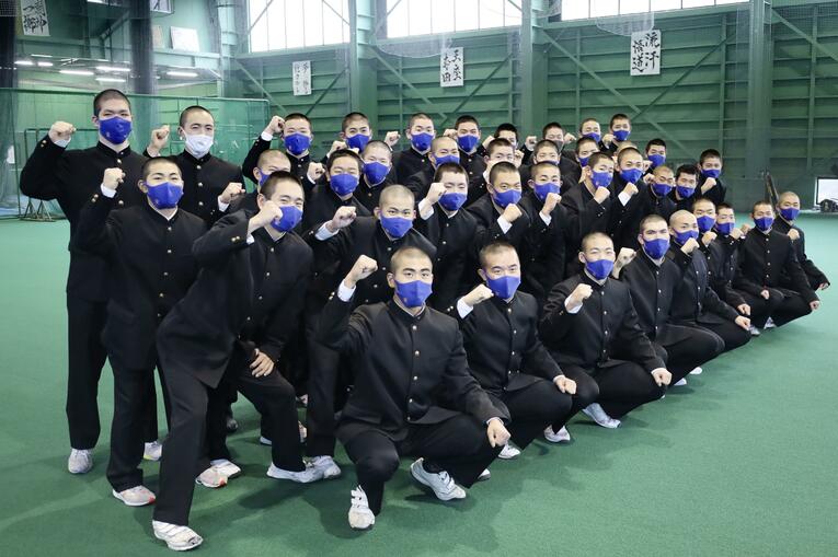 センバツ出場を決めて喜ぶ星稜ナイン（マーガードは最前列中央）　©︎KYODO