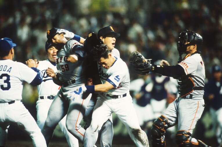 1996年5月1日、中日対巨人。ガルベス投手の危険球で中日・山崎武司と大乱闘【1枚目／全3枚】。落合博満（当時42歳）が2人を止める　©ベースボール・マガジン社