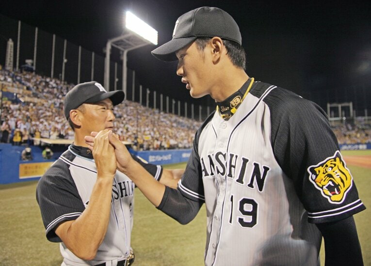 「藤浪の161球」から1カ月後…好投した藤浪をねぎらう金本監督　©JIJI PRESS