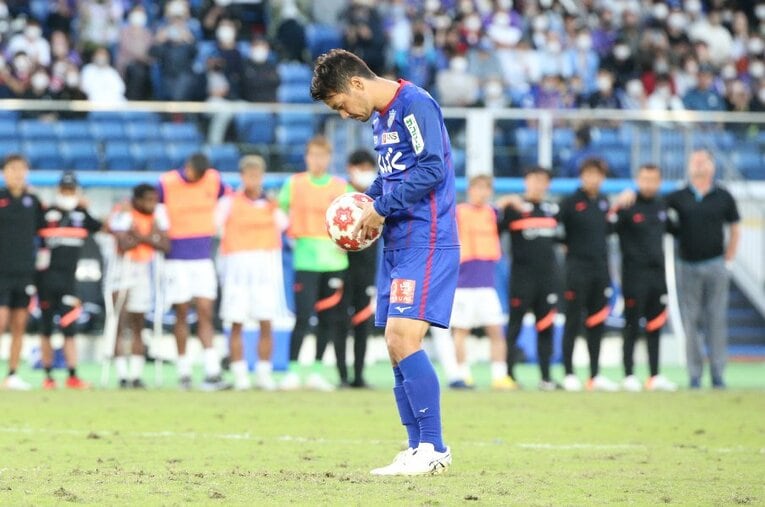 天皇杯決勝のPK戦に臨むヴァンフォーレ甲府の山本英臣。「決めれば優勝」という状況のなか、どんな心境で5人目のキッカーを務めたのだろうか ／ photograph by 2022VFK