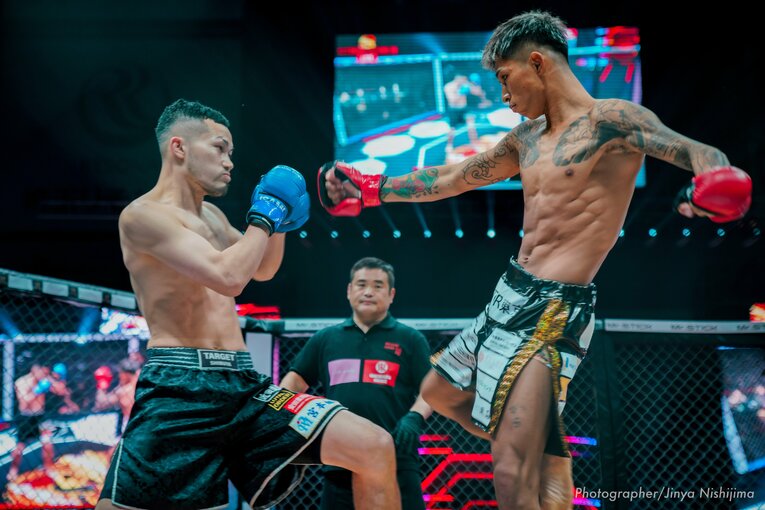外枦保尋斗（右）が杉本祥にKO勝利（写真をスワイプすると、その他の試合写真をご覧になれます）　©BreakingDown