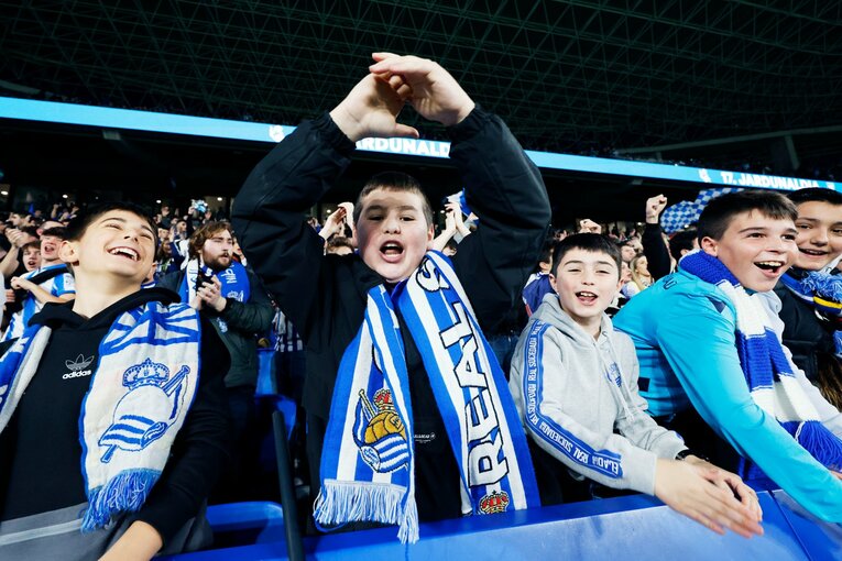 「“クボの疑惑PK”を写真で見ると」「日本代表ユニの少年も」ダービー熱狂のゴラッソ…映像で伝わりきらない“MVP久保建英”の英雄ぶり(12)