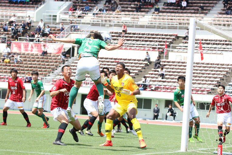 浦和ユース時代、青森山田DF藤原優大（現浦和）のシュートをセーブする高2の鈴木彩艶　©Takahito　Ando