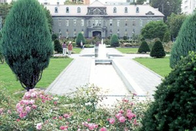 大通り沿いのバラ園は都会の喧騒を忘れさせる